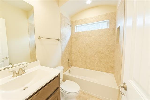 Building Photo - 15841 Oak Pointe Dr