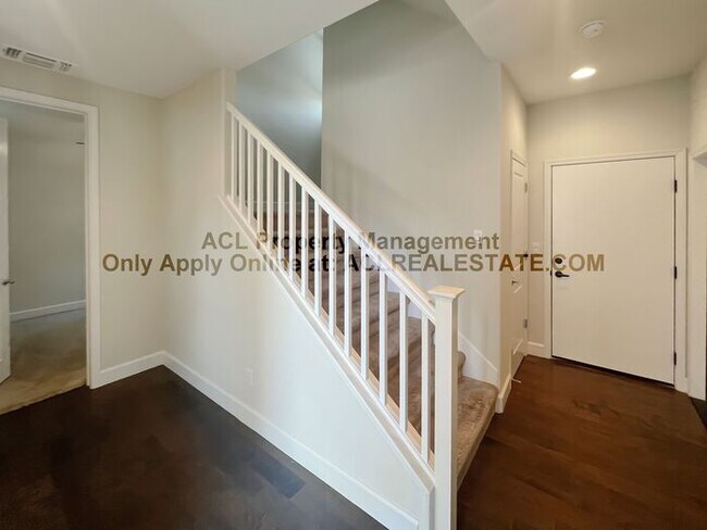 Foto del edificio - Spacious, Centrally Located, Recently Buil...