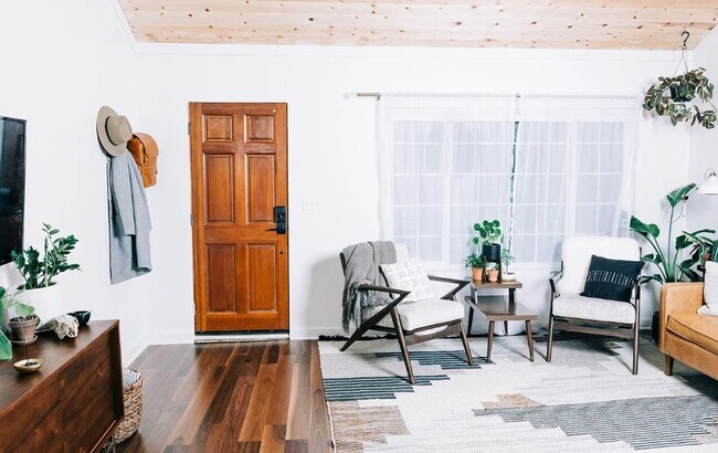Foto del edificio - Classic Meets Modern Two-Bedroom, one bath Home in the Columbia Neighborhood