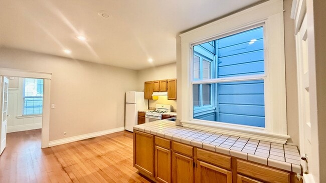 Building Photo - Charming Updated Top Floor 2BR/1BA Marina Apartment w/ Golden Gate Bridge Views! AMSI