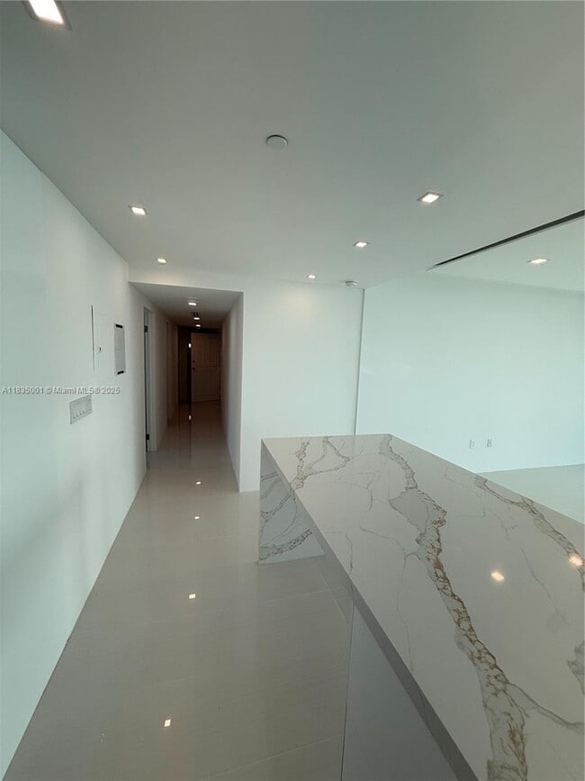 Building Photo - 800 Claughton Island Dr