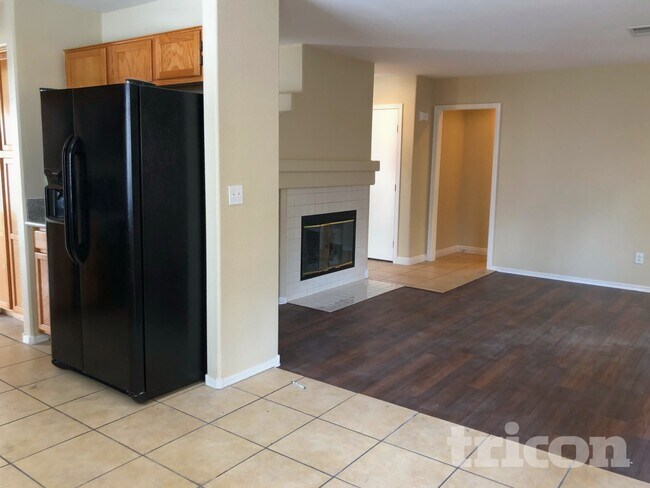 Foto del edificio - 6941 Wine River Dr