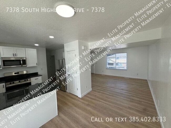 Foto del edificio - Fully remodeled 3 bed 2.5 bath townhouse i...