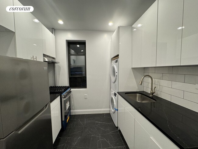 Building Photo - 500 E 13th St