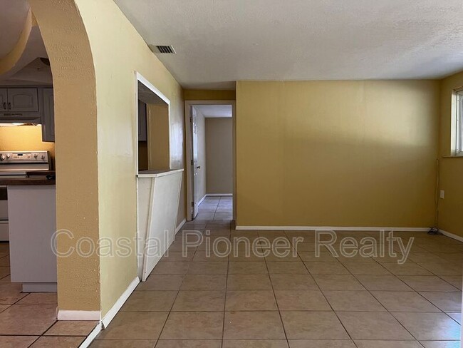 Building Photo - 15114 Omaha St