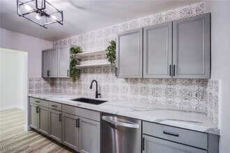 Building Photo - 1046 E Hassett Ave