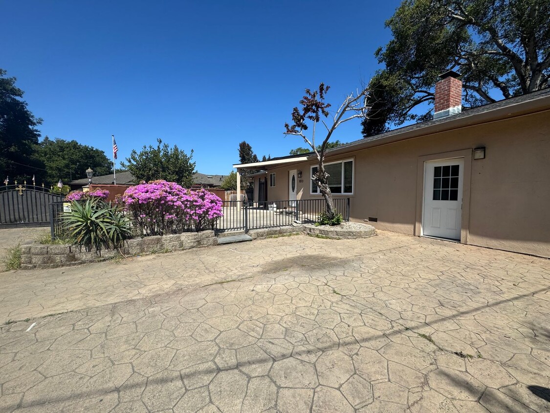 Primary Photo - COASTAL LIVING AT ITS FINEST: VERSATILE 5 ...