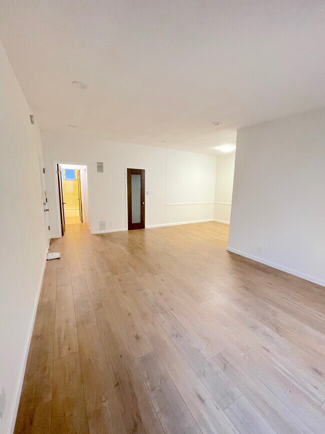 Building Photo - 1148 N Formosa Ave