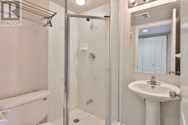 Building Photo - 8 Rean Dr