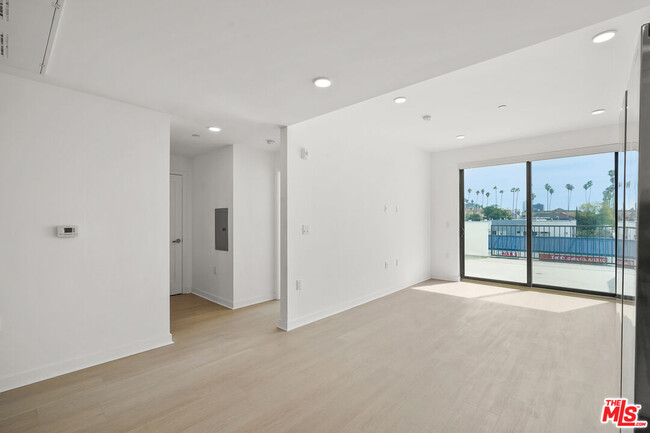 Foto del edificio - 3977 Beverly Blvd