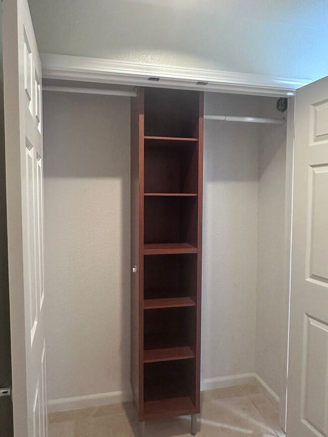 Building Photo - 400 Baltic Cir