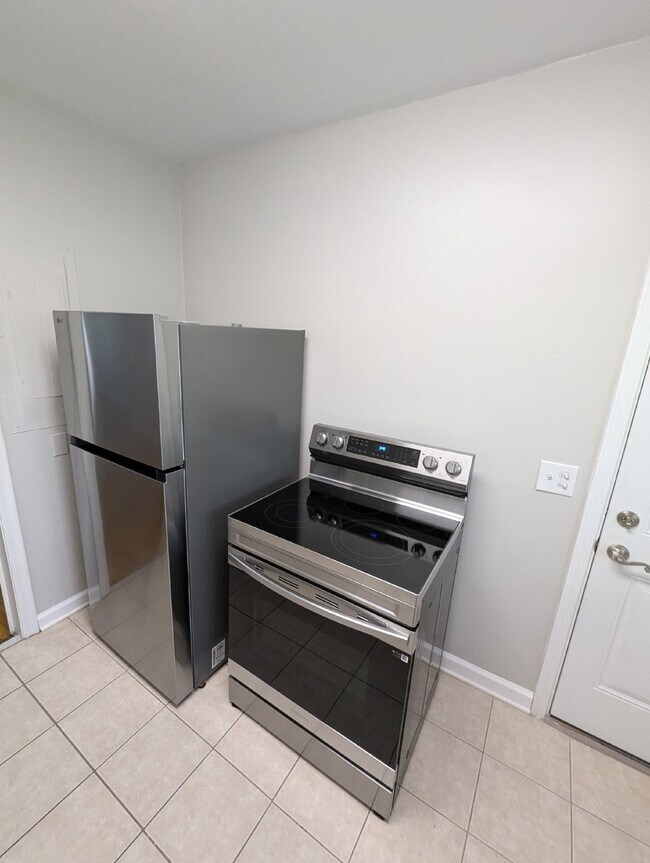 Building Photo - Spacious Beautifully remodeled 2/1 just st...