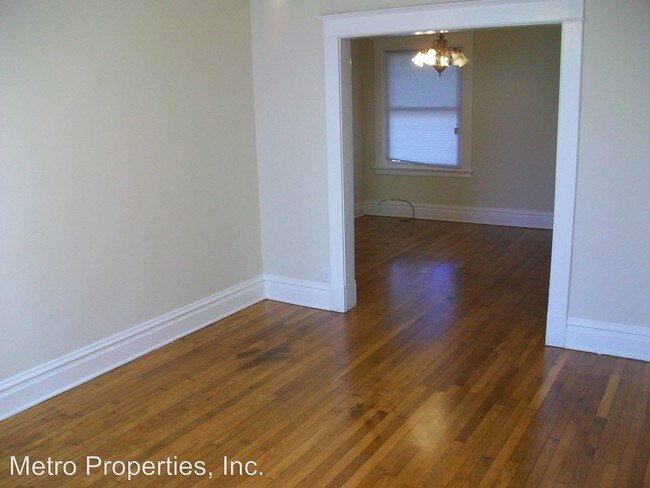 Building Photo - 4 S Dooley Ave