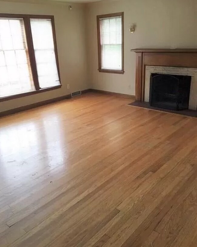 Photo - 558-560 S 34th St Apartment