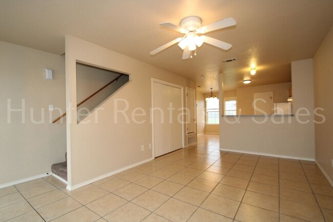 Building Photo - Convenience!