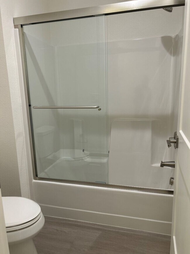 Foto del edificio - The Vineyards at Dennis Lane Studio unit with back yard and garage