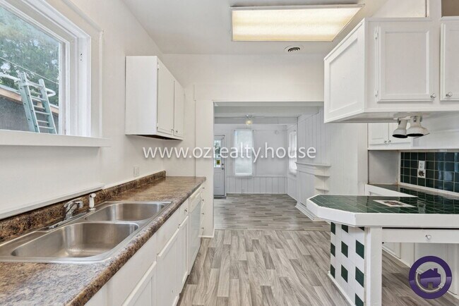 Foto del edificio - 1453 Prouty Ave