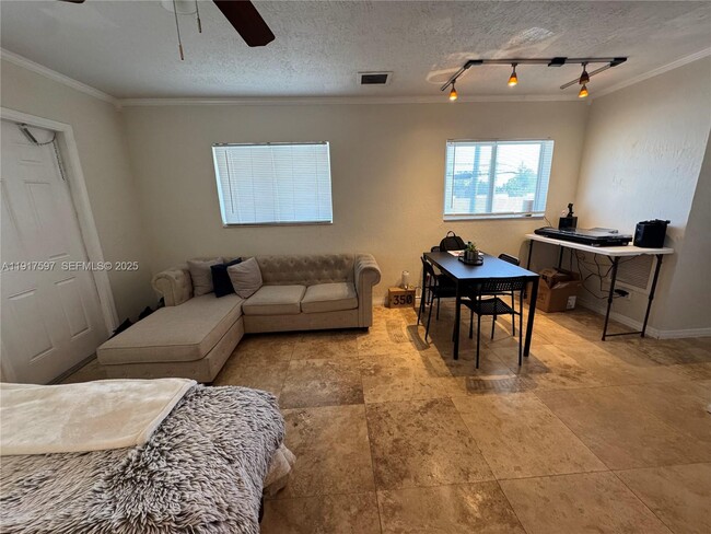 Foto del edificio - 1856 NE 46th St