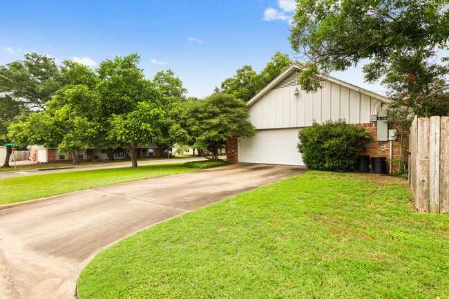 Building Photo - 712 Willow Creek Dr