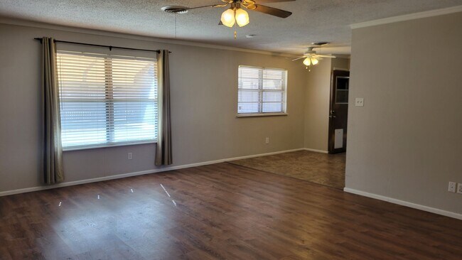 Foto del edificio - Leasing now! Cozy and comfortable 3/2/2 Brick Home Available for August