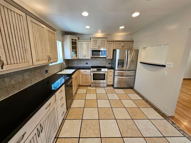 Foto del edificio - COMING SOON- Charming Single Family Home with Pool in Burbank