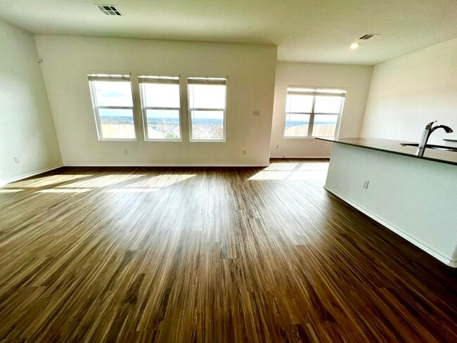 Building Photo - Beautiful 3 beds 2.5 baths in Lago Vista