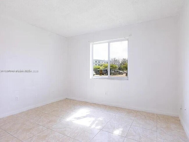 Foto del edificio - 14850 Naranja Lakes Blvd
