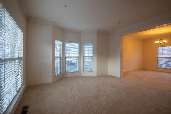 Building Photo - Beautiful 4 Bedroom Upper Level Only Singl...