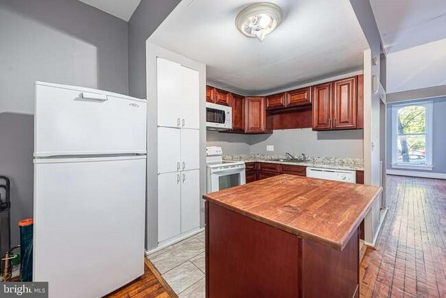 Foto del edificio - 2221 E Baltimore St
