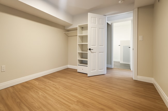 Building Photo - 368 Dufferin Av