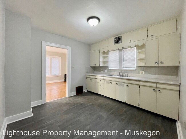 Building Photo - 3 br, 1 bath House - 990 E Isabella Ave