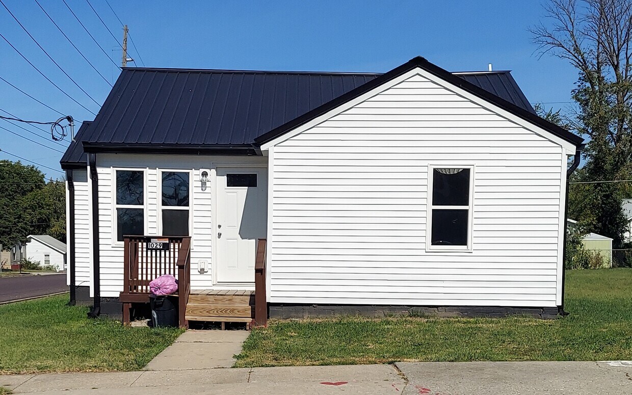 Primary Photo - 1029 Emmons St