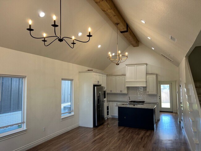 Foto del edificio - Gorgeous Luxury 4-Bedroom 2-Story Home Ava...