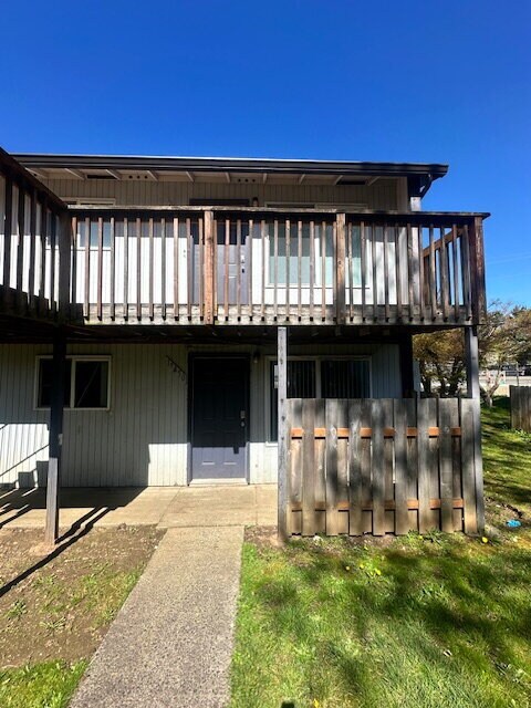 2-Bedroom, First Floor Corner Unit with Laminate Flooring - 2-Bedroom, First Floor Corner Unit with Laminate Flooring