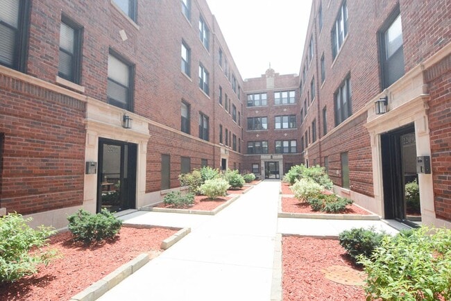 Building Photo - 2229 W Eastwood Ave