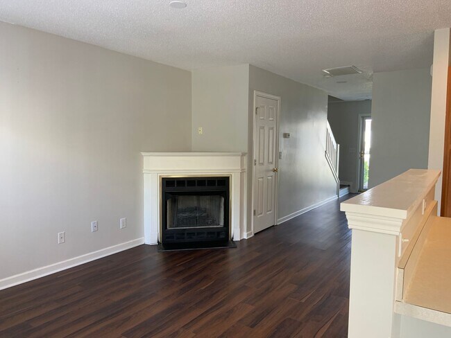 Foto del edificio - 2 bedroom townhouse with patio available a...