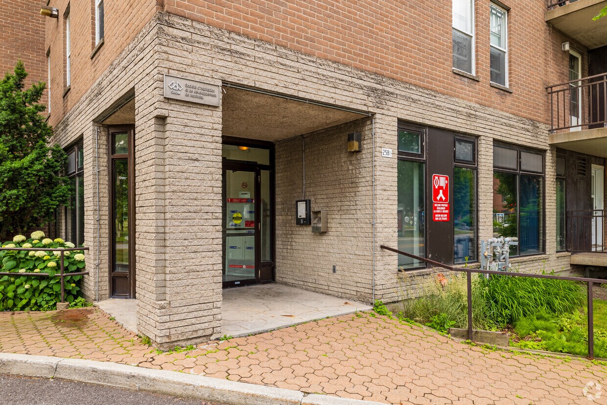 Photo du bâtiment - 2580 Rue Sainte-Catherine E