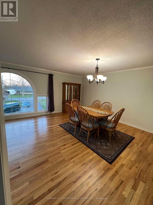 Photo du bâtiment - 735 County Rd 28