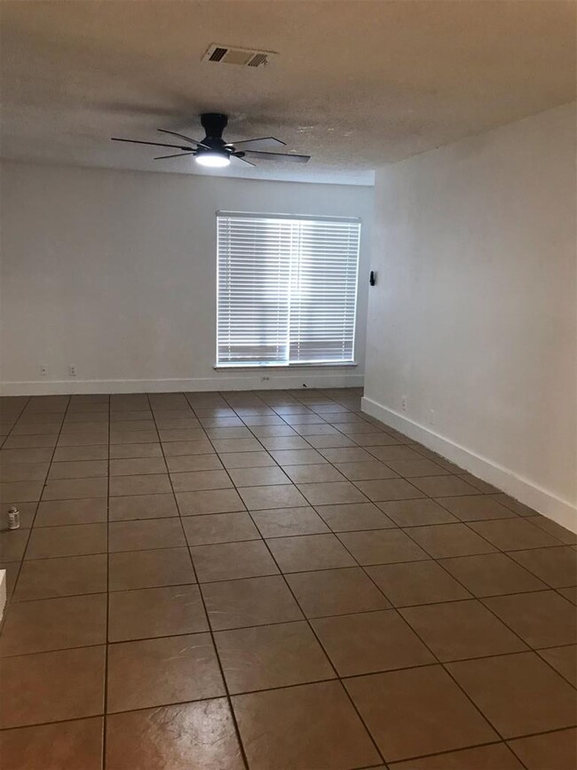 Building Photo - 10610 Topperwein Dr