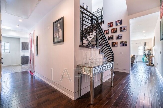 Building Photo - 225 S Hamilton Dr