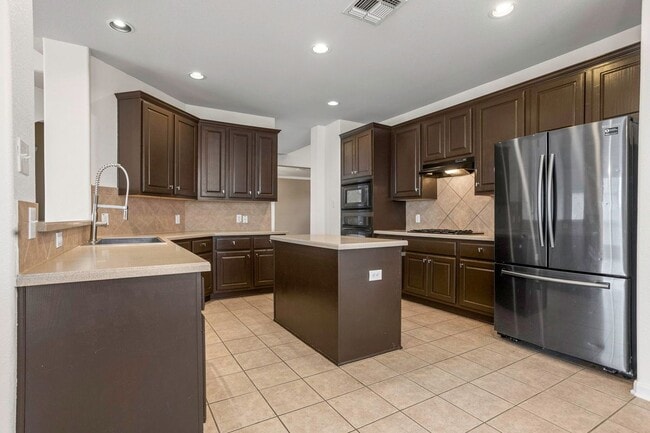 Building Photo - 3415 Highline Tr