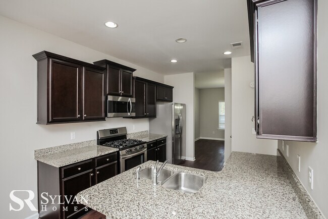 Building Photo - Gorgeous 5BR 3BA Home for You