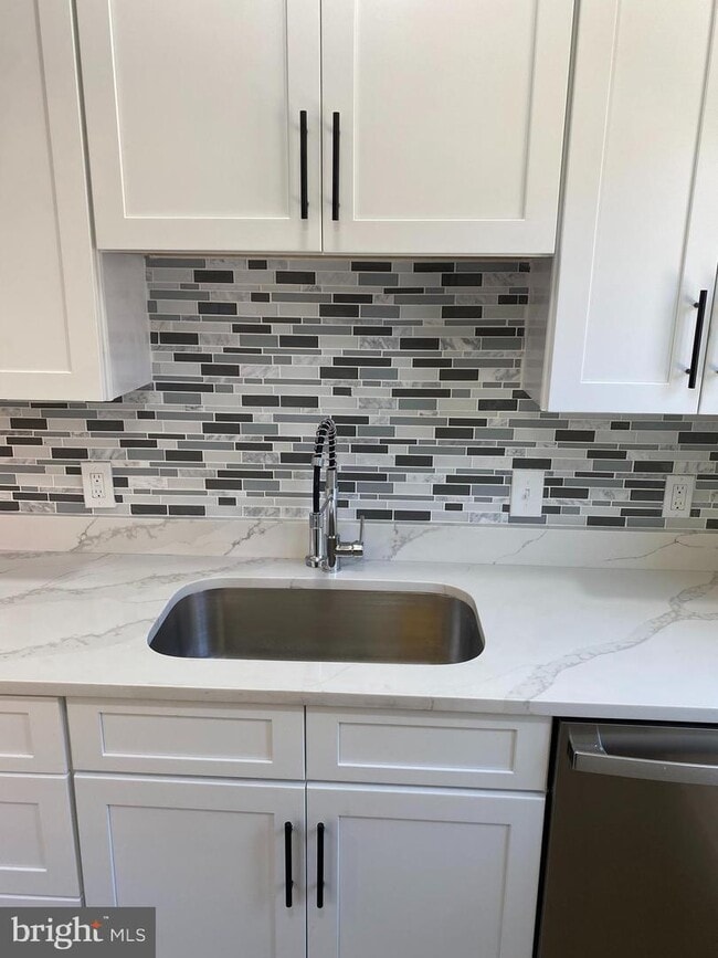 Building Photo - 1215 S 23rd St