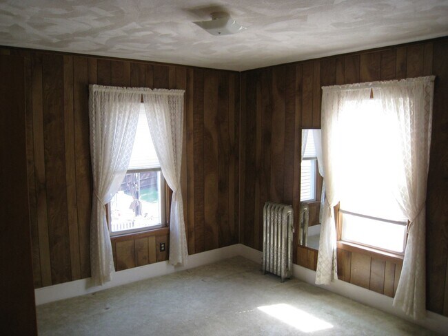 Building Photo - No Brokers Fee, In-Unit Washer and Dryer, Parking Included