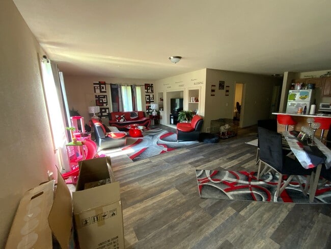 Building Photo - 3 Bedroom Home