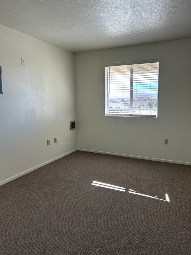 Foto del edificio - One Bedroom Smokey Lane Condo - Upper Unit