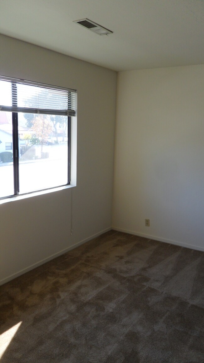 Building Photo - 345 N Fair Oaks Ave
