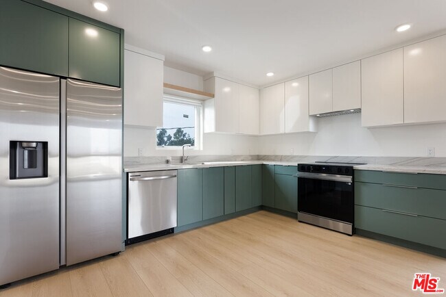 Foto del edificio - 8561 Belmont St