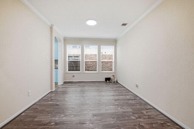 Foto del edificio - 5002 Rollingstone Rd