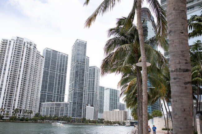 Foto del edificio - 325 S Biscayne Blvd